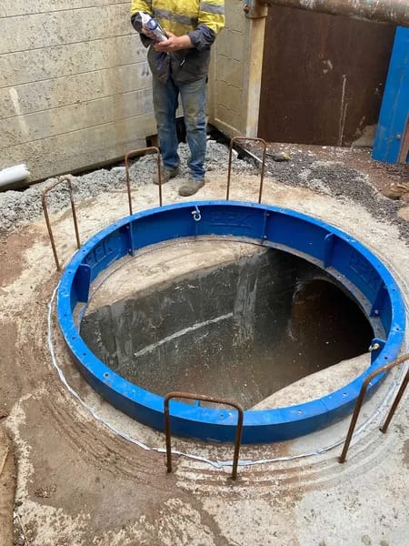 Large diameter manhole construction for trunk drainage